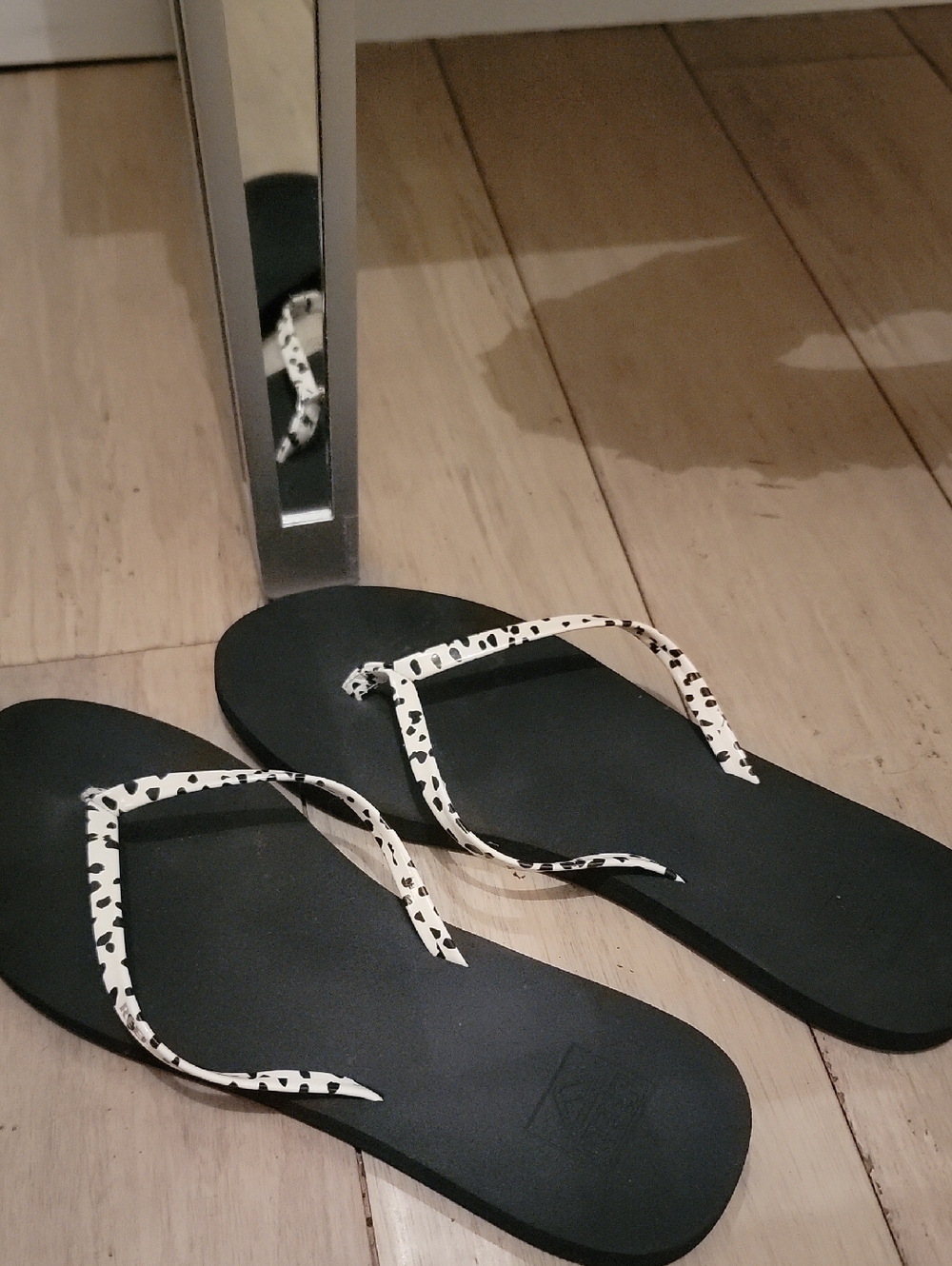 REEF Leapord Flip Flops. Like New. Size 8.
